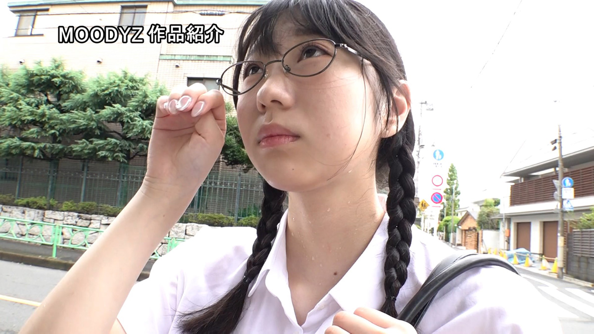 汗ばんだYシャツで目的地へ向かう姿