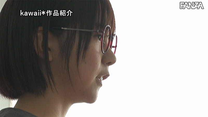大きめの眼鏡と、視線を伏せがちにする繊細な演技