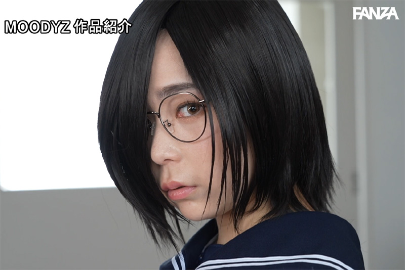 教室で勉強しているシーン