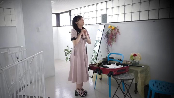 衣装に着替える姿